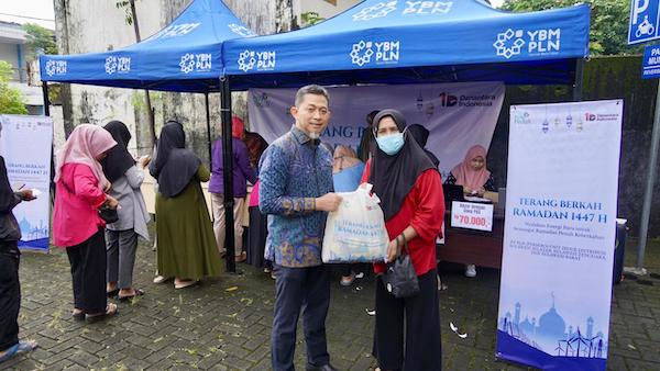PLN UID Sulselrabar Beri Bantuan Pasang Baru Listrik Gratis untuk Keluarga Kurang Mampu
