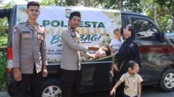 Kasat Binmas dan Bhabinkamtibmas Salurkan Paket Daging Kurban Door to Door di Mamuju