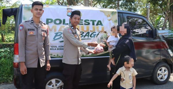 Kasat Binmas dan Bhabinkamtibmas Salurkan Paket Daging Kurban Door to Door di Mamuju