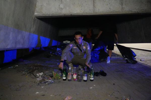 Rappocini Bersih-bersih Bawah Tol Pettarani, Dipenuhi Puntung Rokok Hingga Botol Bir