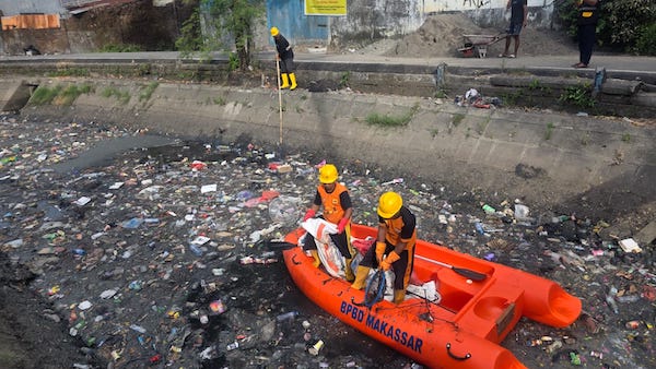 Tumpukan Sampah Kanal Bara-Baraya Timur Viral, Camat Klaim Dibersihin Tiap Hari