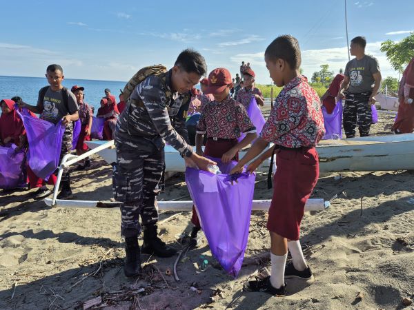 Lanal Mamuju Gelar Baksos Kesehatan Gratis dan Bersih Pantai