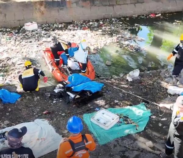 Tumpukan Sampah Hambat Aliran Air BPBD Makassar Turun Tangan di Mamajang