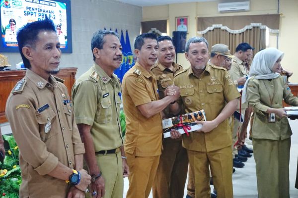 Dorong Optimalisasi Pendapatan Daerah, Bupati Jeneponto Serahkan SPPT PBB-P2 dan DHKP 2026