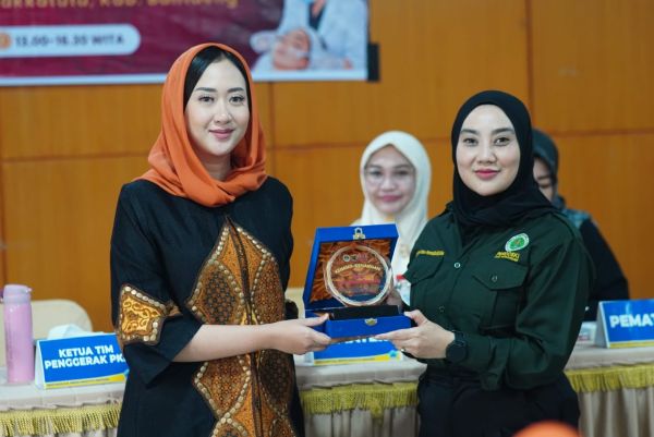 Gelar Baksos, TP PKK Bantaeng Buka Layanan Peeling Wajah Gratis untuk Warga