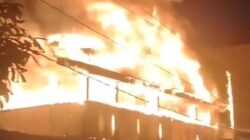 Api Lalap Dua Bangunan di Panaikang Makassar, Damkar Kerahkan 13 Armada