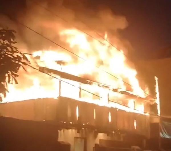 Api Lalap Dua Bangunan di Panaikang Makassar, Damkar Kerahkan 13 Armada