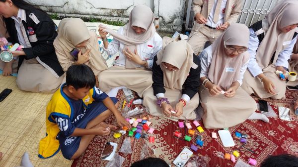 SMA Bosowa School Makassar Hibur Anak-anak YKAKI Lewat Seni Clay