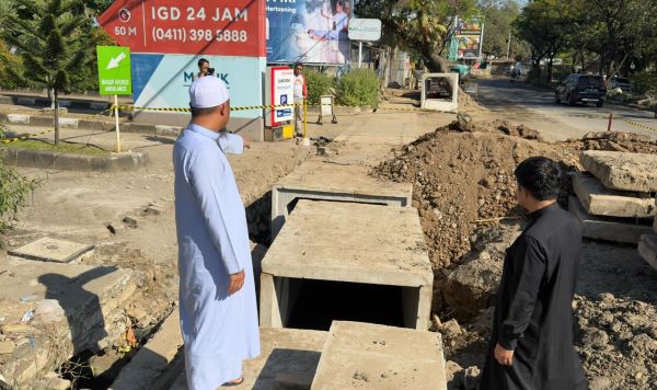 Drainase Hertasning Diperlebar, Jalan Aroepala Dibeton Hingga 40 Sentimeter