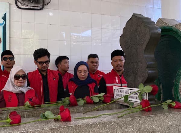 Bulan Bung Karno, PDIP Makassar Gaungkan Semangat Jasmerah Lewat Ziarah