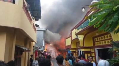10 Rumah Terbakar di Alauddin Makassar, Damkarmat Berjibaku Hampir Satu Jam
