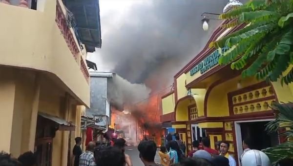 10 Rumah Terbakar di Alauddin Makassar, Damkarmat Berjibaku Hampir Satu Jam