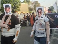 Demo di Depan Kampus UNM, Massa Soroti Pendidikan Mahal