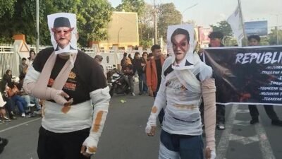 Demo di Depan Kampus UNM, Massa Soroti Pendidikan Mahal