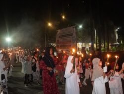 Rawat Tradisi Perkuat Harmoni, Bukit Baruga Hadirkan Pawai Obor