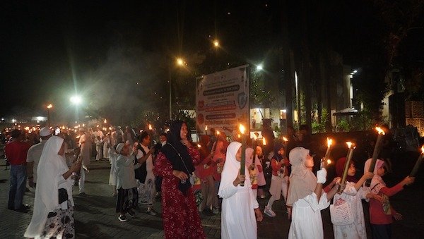 Rawat Tradisi Perkuat Harmoni, Bukit Baruga Hadirkan Pawai Obor