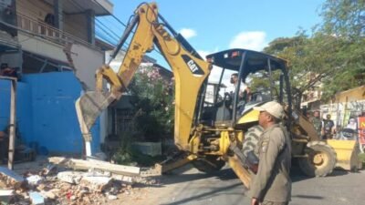 30 Tahun Berdiri di Atas Drainase dan Trotoar, Kecamatan Mariso Bongkar 40 Lapak