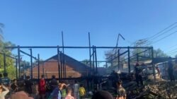 Kebakaran hebat melanda Paceko, Jeneponto. Satu rumah panggung, mobil, dan 3 motor hangus terbakar akibat korsleting listrik. Kerugian capai Rp400 juta.