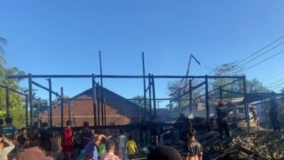 Kebakaran hebat melanda Paceko, Jeneponto. Satu rumah panggung, mobil, dan 3 motor hangus terbakar akibat korsleting listrik. Kerugian capai Rp400 juta.