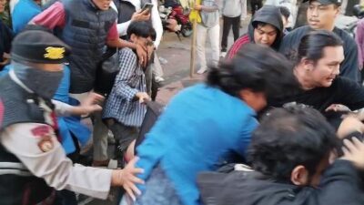 Demo Mahasiswa di Makassar Ricuh, Tiga Orang Diamankan