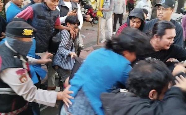 Demo Mahasiswa di Makassar Ricuh, Tiga Orang Diamankan