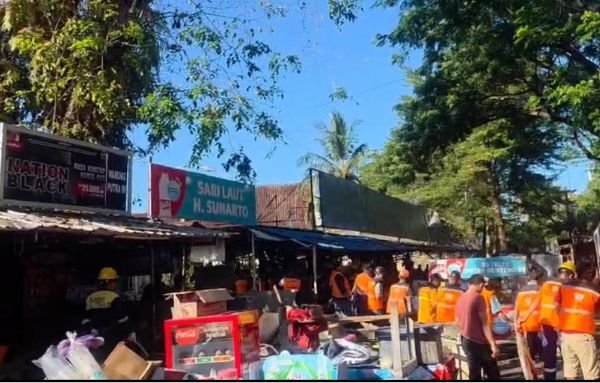 19 Pedagang Kelapa di Rotterdam Makassar Bongkar Lapak Mandiri