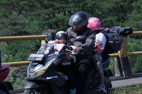 Libur Sekolah, Simak Tips Aman Membonceng Anak dengan Sepeda Motor