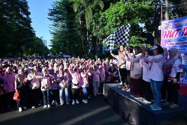 Lepas Jalan Sehat HUT IBI ke-75, Aliyah Ajak Bidan Percepat Penurunan Stunting