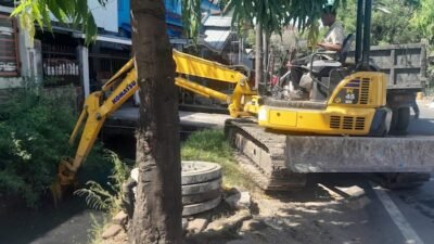Usai Penertiban PKL, Dinas PU Makassar Mulai Normalisasi Drainase