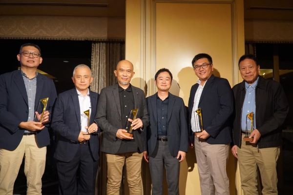 Kalla Translog Sabet Platinum Feet Toyota di Jepang