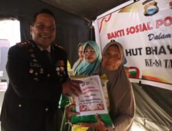 HUT Bhayangkara ke-80, Kapolres Jeneponto Bagikan Beras Gratis ke Warga