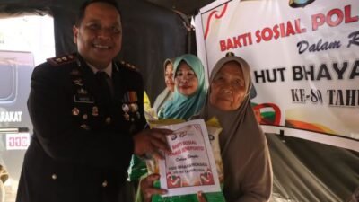 HUT Bhayangkara ke-80, Kapolres Jeneponto Bagikan Beras Gratis ke Warga
