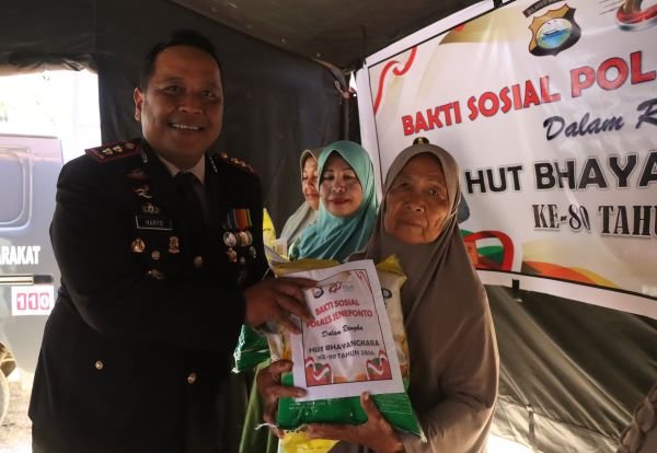 HUT Bhayangkara ke-80, Kapolres Jeneponto Bagikan Beras Gratis ke Warga