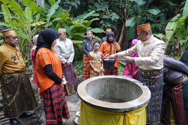 Tradisi Mallekke Wai Warnai Hari Jadi Luwu ke-67