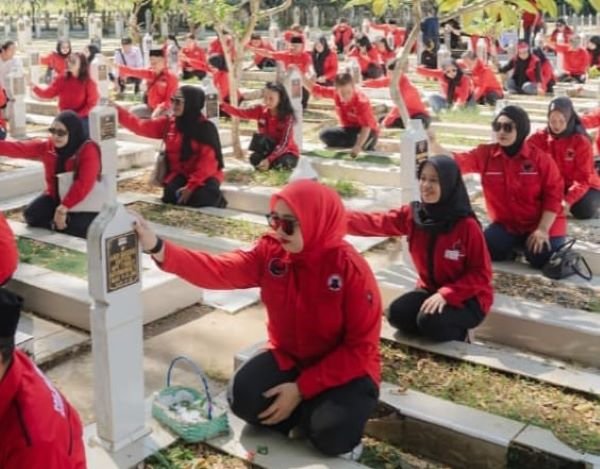 PDIP Sulsel Kenang Jasa Pahlawan dan Bulan Bung Karno di TMP Panaikang