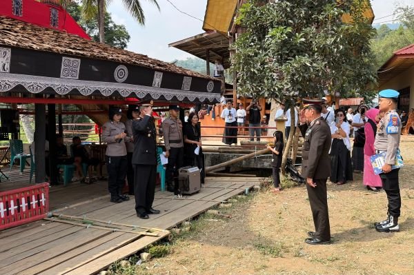 Polres Tana Toraja Gelar Upacara Penghormatan Terakhir Serka Pol Purn Daniel Linggi