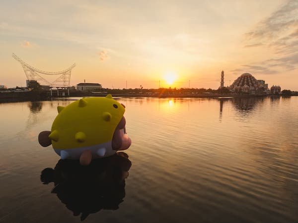Pantai Losari Makassar Jadi Lokasi Instalasi Balon Raksasa Pertama POP MART di Indonesia