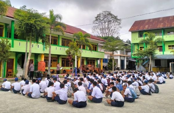 Lewat MPLS, Polsek Mengkendek Sosialisasi Tertib Lalu Lintas ke Pelajar Tana Toraja