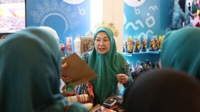 Booth TP PKK Kota Makassar Diserbu, Produk UMKM Laris di HKG PKK ke-54