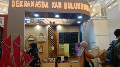 Tenun Bira dan Sarung Kajang Jadi Primadona Booth Bulukumba di HUT Dekranas