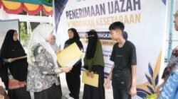 Disdik Makassar Serahkan 108 Ijazah, Satgas hingga Cleaning Service jadi Lulusan
