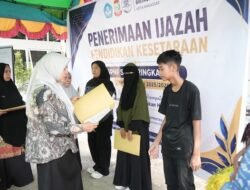 Disdik Makassar Serahkan 108 Ijazah, Satgas hingga Cleaning Service jadi Lulusan