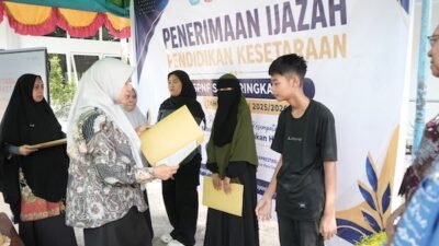 Disdik Makassar Serahkan 108 Ijazah, Satgas hingga Cleaning Service jadi Lulusan