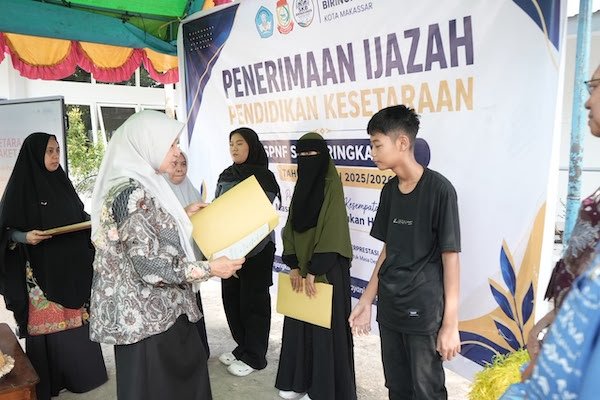Disdik Makassar Serahkan 108 Ijazah, Satgas hingga Cleaning Service jadi Lulusan