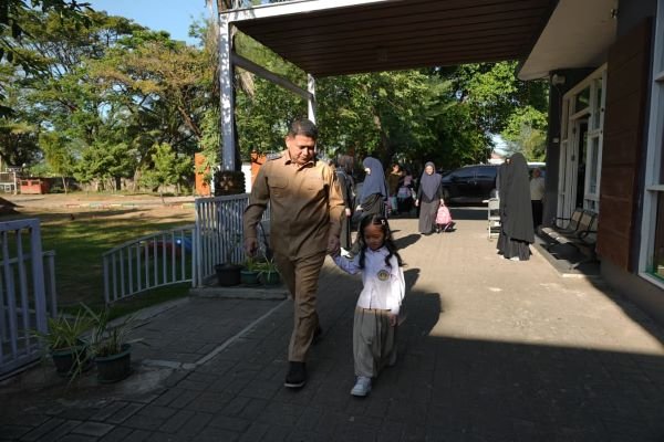 Ikut Gerakan GAMAS, Appi Antar Anak Bungsu di Hari Pertama Sekolah