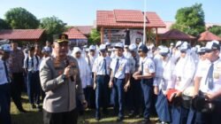 Kapolres Bulukumba Beri Hadiah untuk Pelajar di Hari Pertama Masuk Sekolah
