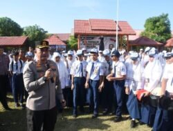 Kapolres Bulukumba Beri Hadiah untuk Pelajar di Hari Pertama Masuk Sekolah