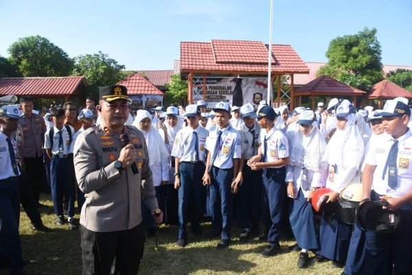 Kapolres Bulukumba Beri Hadiah untuk Pelajar di Hari Pertama Masuk Sekolah