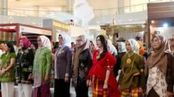 Arumi Bachsin Puji Pameran Kriya dan Wastra 46 Tahun Dekranas di Sulsel, Kepincut Baju Bodo Wajo