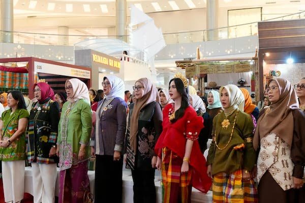 Arumi Bachsin Puji Pameran Kriya dan Wastra 46 Tahun Dekranas di Sulsel, Kepincut Baju Bodo Wajo